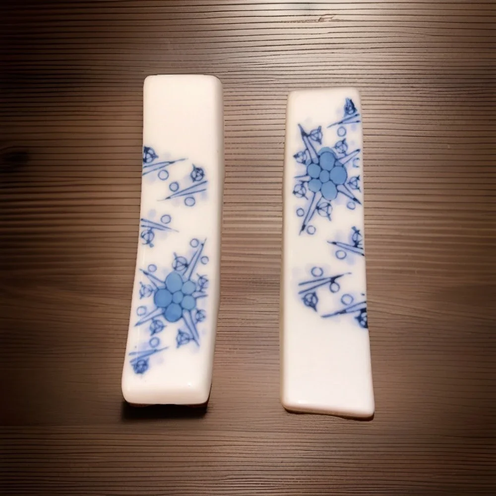 SET OF 2 VINTAGE ASIAN CHOPSTICK/KNIFE REST Blue White Floral